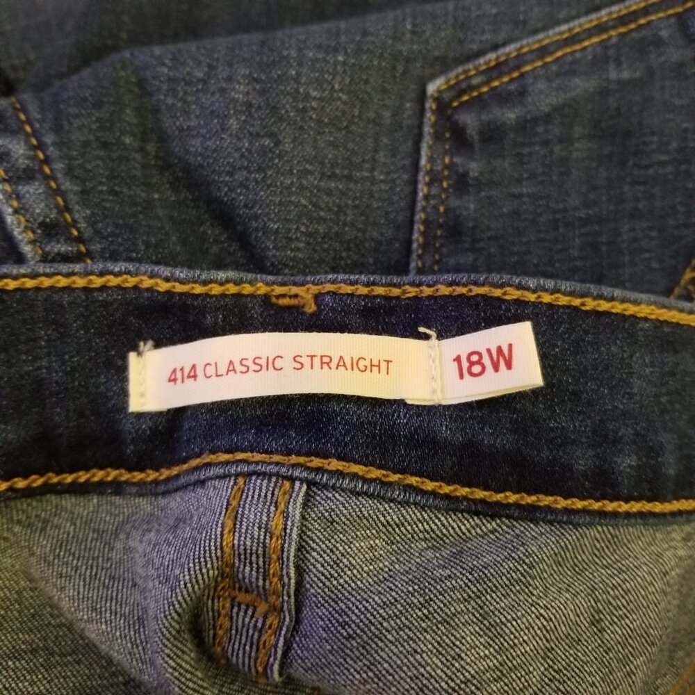 NEW Levi Women's Classic Straight Mid Rise Dark Wash Jeans, 18W - Picture 8 of 9